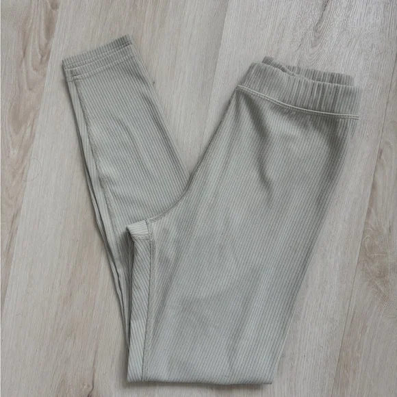 ALO Yoga Ribbed Blissful 7/8 Leggings in California Sand - Picture 4 of 6